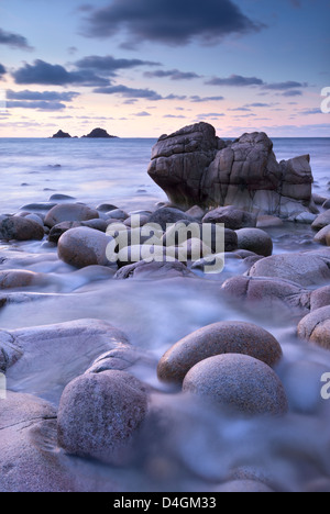 Plus de crépuscule Nanven Porth Cove près de Land's End, Cornwall, Angleterre. Hiver (décembre) 2012. Banque D'Images