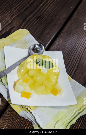 Fait frais Jello miellat sur fond de bois Banque D'Images