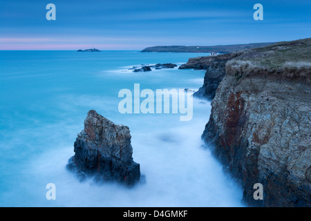 Phare de Godrevy Towans Gwithian au crépuscule, Cornwall, Angleterre. L'hiver (février) 2013. Banque D'Images