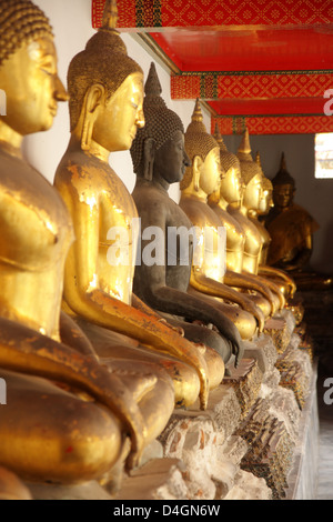 Rangée de statues de Bouddha de Wat Suthat temple à Bangkok , Thaïlande Banque D'Images