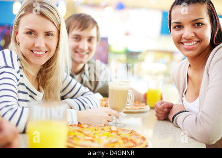 Image de teenage girlfriends looking at camera in cafe Banque D'Images