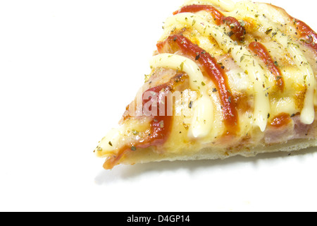 Pizza au bacon frais isolé sur fond blanc Banque D'Images