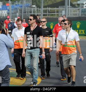 Melbourne, Australie. 13 mars 2013. Force India pilote allemand Adrian Sutil marcher autour de la piste avec des ingénieurs Formule 1 GP Melbourne : Crédit d'Action Plus de Sports / Alamy Live News Banque D'Images