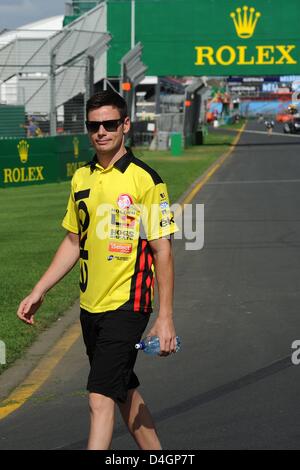 Melbourne, Australie. 13 mars 2013. Moto GP Australien Casey Stoner, champion du monde de marcher autour de la piste que maintenant dans les courses de Formule 1 de la série V8 GP Melbourne 13 03 2013 Bernard Asset Crédit : Panoramique Plus Sport Action Images / Alamy Live News Banque D'Images