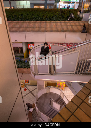 Scène de rue en milieu urbain avec des escaliers, sur plusieurs niveaux, de nuit, Omiya, Saitama, Japon. Banque D'Images