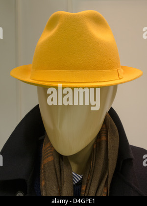 Un chapeau jaune sur un mannequin sans visage dans la fenêtre d'un grand magasin japonais. Banque D'Images