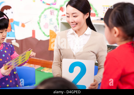 Enseignante de maternelle l'enseignement de l'identification des cartes flash Banque D'Images