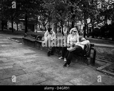 Les jeunes gens sur un banc dans un parc à Bratislava Banque D'Images