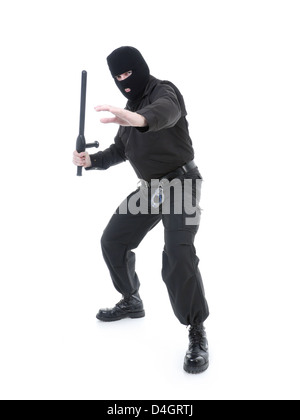 La police anti-terroriste mec uniforme noir et black mask holding police club fermement dans une main Banque D'Images