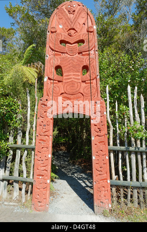 Entrée porte maori, Te Puia, Rotorua, île du Nord, Nouvelle-Zélande Banque D'Images