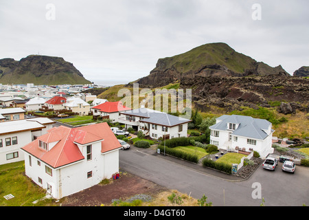 Sur la ville de Heimaey des récentes coulées sur l'île de Heimaey, l'Islande, les régions polaires Banque D'Images