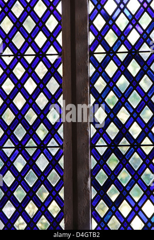 La fenêtre d'une église avec des vitraux losanges bleu Banque D'Images