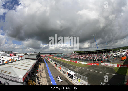 Sombres nuages pèsent sur la piste durant la course à Silverstone, près de Towcester dans le Northamptonshire, Angleterre, 05 juillet 2008. Le Grand Prix de Grande-Bretagne de Formule 1 aura lieu le 06 juillet 2008. Photo : Jens Buettner Banque D'Images