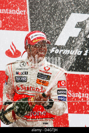 Pilote de Formule 1 britannique Lewis Hamilton de McLaren Mercedes fête sur le podium après avoir remporté le Grand Prix de Grande-Bretagne sur le circuit de Silverstone dans le Northamptonshire, Grande-Bretagne : le dimanche, 06 juillet 2008. Hamilton a gagné d'avance sur Heidfeld et Barrichello. Photo : Carmen Jaspersen Banque D'Images