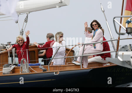 La Reine Silvia de Suède (R) et le maire de Kiel Angelika Volquartz (L) vague d'un bateau après que la reine a inauguré l'une régate de charité près de Kiel, Allemagne, 05 juillet 2008. Le produit de la course de bienfaisance de la petite enfance sont destinées à la fondation de l'enfance, qui a été fondée par la Reine suédoise d'origine allemande. La fondation aide exploitated et maltraitée. Photo : BODO MARKS Banque D'Images