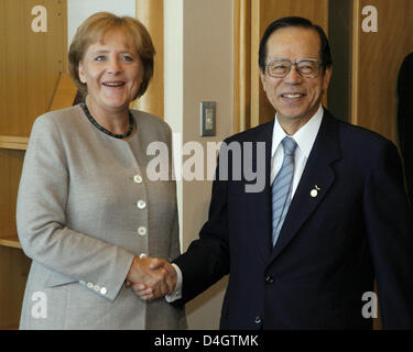 La chancelière allemande Angela Merkel (L) rencontre le chef du Gouvernement japonais Yasuo Fukuda pour un dialogue bilatéral avant le sommet du G8 à Toyako, au Japon, 07 juillet 2008. Les chefs d'État et de gouvernement des pays du G8 ne confère à l'île japonaise d'Hokkaido jusqu'au 09 juillet 2008. Photo : Tim Brakemeier Banque D'Images