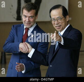 Chef du Gouvernement japonais Yasuo Fukuda (R) accueille le président russe Dmitri Medvedev au début du sommet du G8 à Toyako, au Japon, 07 juillet 2008. Les chefs d'État et de gouvernement des pays du G8 ne confère à l'île japonaise d'Hokkaido jusqu'au 09 juillet 2008. Photo : Tim Brakemeier Banque D'Images