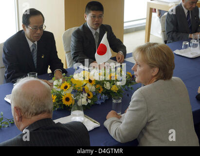 La chancelière allemande Angela Merkel (R) rencontre le chef du Gouvernement japonais Yasuo Fukuda (L, arrière) pour un dialogue bilatéral avant le sommet du G8 à Toyako, au Japon, 07 juillet 2008. Les chefs d'État et de gouvernement des pays du G8 ne confère à l'île japonaise d'Hokkaido jusqu'au 09 juillet 2008. Photo : Tim Brakemeier Banque D'Images