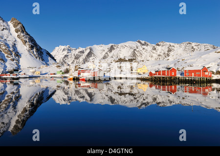 Village de pêcheurs à distance reflète dans l'eau, Lofoten, Nordland, Norvège, Europe Banque D'Images