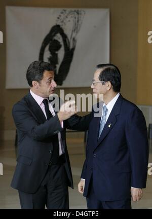 Chef du Gouvernement japonais Yasuo Fukuda (R) accueille le président français Nicolas Sarkozy au début du sommet du G8 à Toyako, au Japon, 07 juillet 2008. Les chefs d'État et de gouvernement des pays du G8 ne confère à l'île japonaise d'Hokkaido jusqu'au 09 juillet 2008. Photo : Tim Brakemeier Banque D'Images