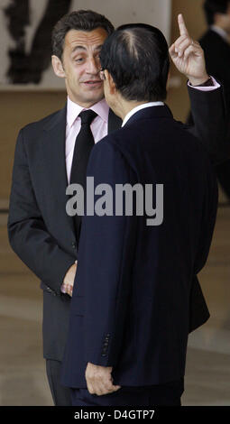 Chef du Gouvernement japonais Yasuo Fukuda (R) accueille le président français Nicolas Sarkozy au début du sommet du G8 à Toyako, au Japon, 07 juillet 2008. Les chefs d'État et de gouvernement des pays du G8 ne confère à l'île japonaise d'Hokkaido jusqu'au 09 juillet 2008. Photo : Tim Brakemeier Banque D'Images