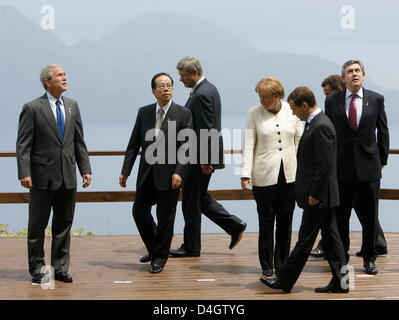 Les chefs d'état et de gouvernement, le président américain George W. Bush (L-R), le Premier ministre japonais Yasuo Fukuda, Premier ministre canadien Stephen Harper, la chancelière allemande Angela Merkel, le président russe Dmitri Medvedev, le président français Nicolas Sarkozy et le Premier ministre britannique Gordon Brown posent pour une photo de groupe au sommet du G8 à Toyako, au Japon, 08 juillet 2008. Jusqu'au 9 juillet 2008 l'h Banque D'Images