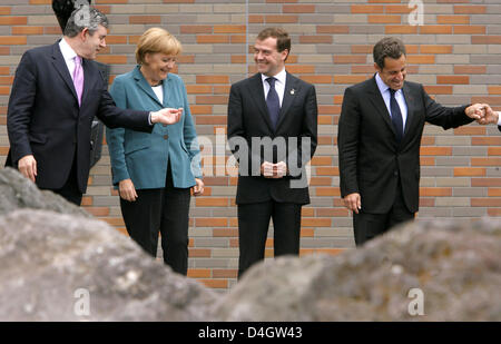 La chancelière allemande Angela Merkel (2-L) parle au président russe Dmitri Medvedev (2-R) et le Premier ministre britannique Gordon Brown (L) au cours de la quatrième photo de groupe appel du G8 à Toyako, au Japon, 09 juillet 2008. Le président français Nicolas Sarkozy (R), serre la main avec le président indonésien Susilo Bambang Yudoyono (pas dans la photo). Depuis le 07 juillet 2008 les chefs d'Etats et de gouve Banque D'Images