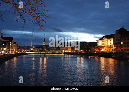 La rivière Limmat Suisse est photographié au crépuscule à Zurich, Suisse, 13 février 2007. Zurich est la plus grande ville de Suisse et la capitale du même nom de canton. Photo : Friso Gentsch Banque D'Images