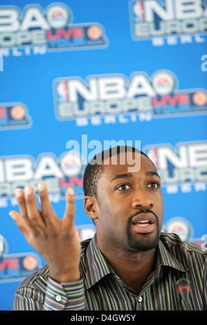 Joueur de basket-ball américain Gilbert Arenas (Washington Wizards) gestes au cours d'une conférence de presse à 'O2 Arena' à Berlin, Allemagne, 9 juillet 2008. Équipes NBA Washington Wizards et les New Orleans Hornets joueront un match dans le cadre de l 'Europe NBA Live Tour' au nouveau 'O2 Arena' le 14 octobre 2008. Photo : SOEREN STACHE Banque D'Images