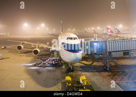 Boeing 747-400 jumbo jet avion de ligne de Cathay Pacific Airways à l'Aéroport International de Hong Kong la nuit, Hong Kong, Chine Banque D'Images