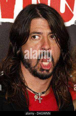 Dave Grohl, musicien de la bande 'Foo Fighters' arrive à la 'VH1 Rock Distinctions : l'événement qui' au Pauley Pavilion sur le campus de l'UCLA à Westwood, Los Angeles, USA , 12 juillet 2008. Photo : Hubert Boesl Banque D'Images