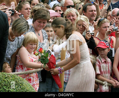 La princesse Victoria de Suède reçoit les félicitations qu'elle célèbre son 31e anniversaire au Château de Solliden, la résidence d'été de la famille royale Suédoise sur l'Île Oeland, la Suède, le lundi, 14 juillet 2008. Elle est venue dans le jardin du château avec ses parents le roi et la Reine. Dans la soirée, la famille royale va rejoindre les festivités à l'arène sportive de Borgholm. Ph Banque D'Images