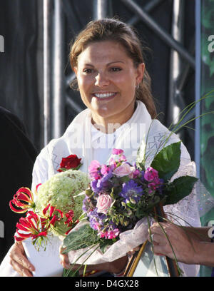 La princesse Victoria de Suède est titulaire d'un bouquet tout en célébrant son 31ème anniversaire au sports arena à Borgholm, Suède, 14 juillet 2008. Photo : Albert Nieboer (Attention : Pays-bas !) Banque D'Images