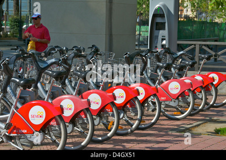 Location de vélos rouge garée, Séville, Andalousie, Espagne Banque D'Images