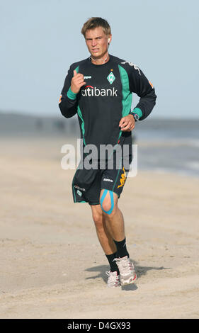 Dvd Markus Rosenberg, du club de Bundesliga, le Werder Brême est photographié pendant une plage sur l'île de la Frise orientale Norderney, Allemagne, 16 juillet 2008. L'équipe continue son camp de formation jusqu'au 20 juillet pour se préparer à la saison de la Bundesliga 2008/2009. Photo : CARMEN JASPERSEN Banque D'Images