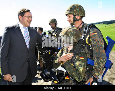 Le ministre allemand de la Défense Franz Josef Jung (L) parle avec 'Bundeswehr' à 'parachutistes des casernes de Franz-Josef Strauss à Altenstadt, Allemagne, 16 juillet 2008. Jung a visité la caserne au cours de son cycle d'été tournée. Les casernes sont 'Bundeswehr seulement de l''établissement où des soldats de toutes les divisions de l'armée peuvent être formés dans le parachutisme, un homme au combat et autres compétences particulières. Photo : KA Banque D'Images