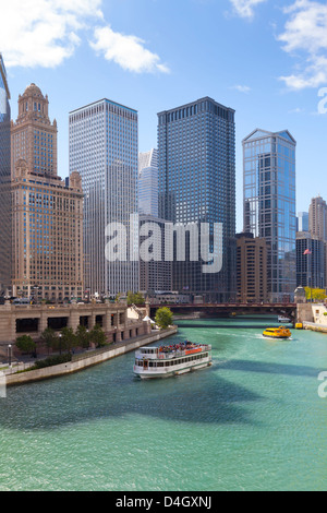 Bateau de tourisme sur la rivière Chicago avec tours de verre derrière sur West Wacker Drive, Chicago, Illinois, États-Unis Banque D'Images