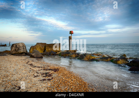 La plage, rochers et mer épis à Hengistbury Head près de Christchurch dans le Dorset Banque D'Images