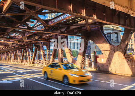 Taxi jaune pour traverser un pont sur la rivière Chicago, Chicago, Illinois, États-Unis Banque D'Images