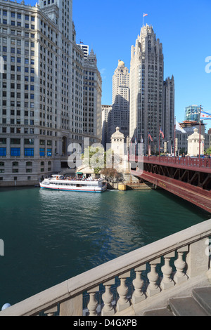 La rivière Chicago et DuSable Bridge avec Wrigley Building et Tribune Tower, Chicago, Illinois, États-Unis Banque D'Images