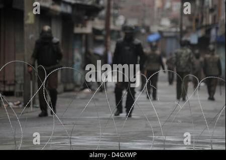 Srinagar, au Cachemire, en Inde. 14 mars 2013. Un Indien paramilitaire monte la garde près de barbelés pendant un couvre-feu de Srinagar, la capitale d'été du Cachemire indien, sur, 14/3/2013, après la tension qui s'est emparée de Srinagar, après un 34-year-old man Altaf Ahmad Wani a été tué dans la région de paramilitaire tir, couvre-feu a été imposé dans la ville pour empêcher des affrontements de rue. Wani, a été tué dans la région de Srinagar quand Saidapora paramilitaire indien a ouvert le feu sur une foule qui aurait lancé des pierres sur son véhicule.. Credit : ZUMA Press, Inc. / Alamy Live News Banque D'Images