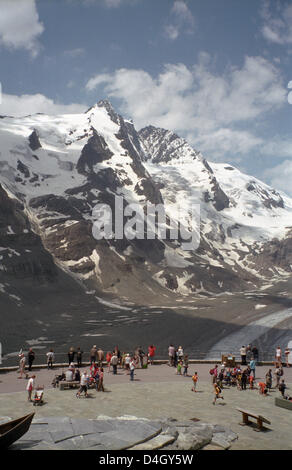 Le Grossglockner (3,798 m), le glacier Pasterze, le plus long glacier des Alpes de l'Est et le Johannisberg (3,460 m) vue de 'Kaiser-Franz-Josefs-Hoehe' (2.369m) Plate-forme d'observation dans la région des 'Hohe Tauern en Autriche, 25 juin 2008. Le Grossglockner est le plus haut sommet. Photo : Beate Schleep Banque D'Images