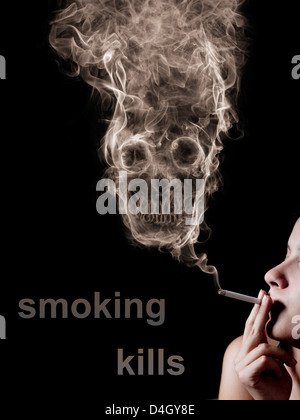 Femme fumant une cigarette. La fumée des morts crâne formé, comme un symbole des dangers du tabac pour la santé et d'une mort imminente. Banque D'Images