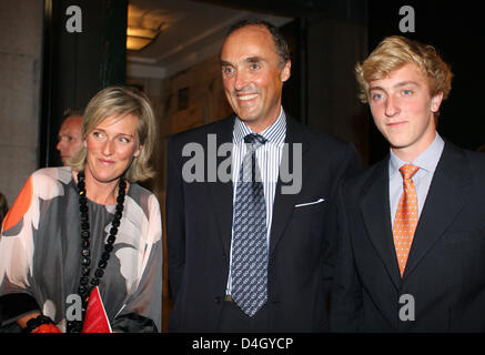 Le Prince Lorenz de Belgique (C), la Princesse Astrid et leur fils le Prince Joachim assister au concert 'Elisabeth' à la veille de la fête nationale belge dans le Palais des Beaux-arts de Bruxelles, Belgique, 20 juillet 2008. Photo : Patrick van Katwijk Banque D'Images