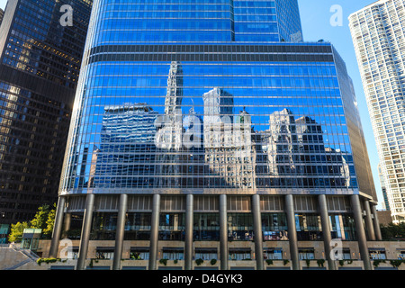 Gratte-ciel sur West Wacker Drive reflète dans la Trump Tower, Chicago, Illinois, États-Unis Banque D'Images