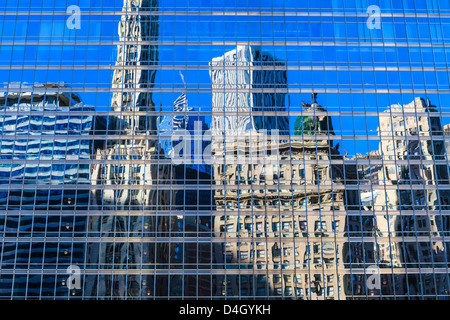Bâtiments sur West Wacker Drive reflète dans la Trump Tower, Chicago, Illinois, États-Unis Banque D'Images