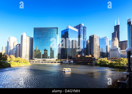 Gratte-ciel suivant la courbe de la rivière Chicago, Chicago, Illinois, États-Unis Banque D'Images