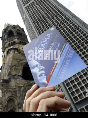 Un partisan de l'American-démocrates mains des dépliants pour informer sur le discours du candidat démocrate, le sénateur Barack Obama à Berlin, Allemagne, 22 juillet 2008. Obama prononcera un discours public à la colonne de la Victoire Berlin après une rencontre avec la Chancelière Merkel à la chancellerie. Photo : RAINER JENSEN Banque D'Images