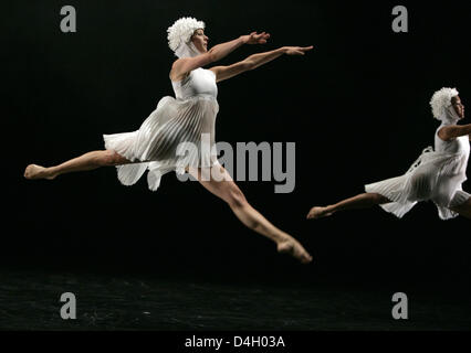 Danseurs de l'anglais 'Rambert Dance Company' effectuer lors d'une répétition générale de "vitesse constante" sur "Philharmonie'-lieu d'exposition à Cologne, Allemagne, 22 juillet 2008. La compagnie va effectuer dans le champ de 'Koelner Sommerfestival" (littéralement : "Festival d'été de Cologne') du 22 au 27 juillet 2008. Photo : JOERG CARSTENSEN Banque D'Images