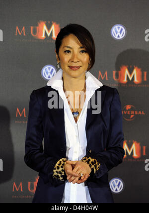 L'actrice malaisienne Michelle Yeoh pose à la photocall pour son film "La Momie : la tombe de l'Empereur Dragon' à Berlin, Allemagne, 23 juillet 2008. La troisième partie de la série "factices" est ouvert dans les salles allemandes le 07 août 2008. Photo : SOEREN STACHE Banque D'Images